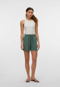 Vero Moda Shorts - laurel wreath