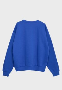 Sweat-shirt bleu vif à col ras du cou avec manches longues, poignets côtelés et ourlet côtelé, vu de dos sur un fond uni.