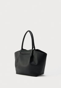 Μαύρη τσάντα ώμου από δέρμα με υφή, διπλές λαβές και μινιμαλιστικό, άνευ δομής σχέδιο σε απλό φόντο.