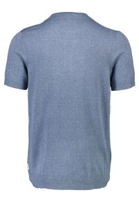 Polo de manga corta en tejido de punto azul claro, con cuello tipo polo, puños acanalados y dobladillo recto con un sutil detalle de etiqueta.