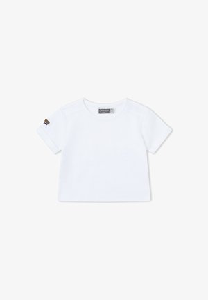 Camiseta blanca lisa de manga corta para niño pequeño, con cuello redondo, un pequeño parche marrón en la manga izquierda y una etiqueta dentro del cuello que dice "CANADA".