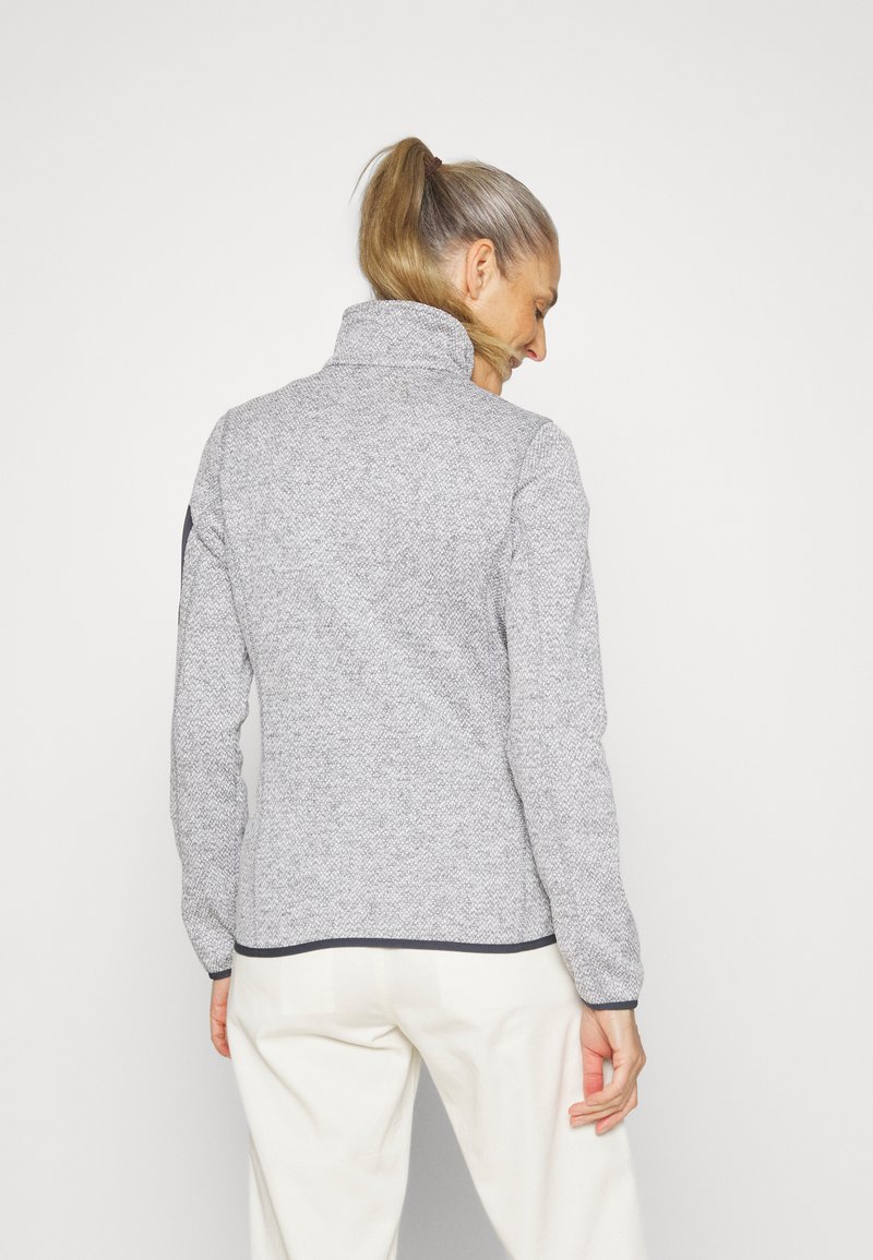 Giacca grigia a maglia con colletto alto, tessuto testurizzato e orlo in contrasto. Il design include maniche lunghe e una silhouette aderente.