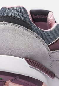 Timberland sneakers med en överdel i grå mocka, mesh-accenter, vinröda detaljer och en vit mellansula med en texturerad sula.