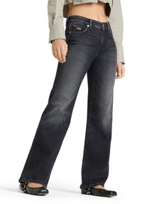 Dunkle Denim-Flared-Jeans mit glatter Textur und leichter Ausbleichung. Versehen mit einem vorderen Knopfverschluss und dezent gebrandeter Hardware.