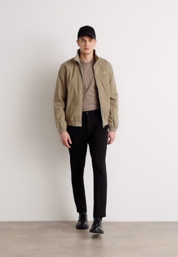 COMFORT TAPERED - Chinos3