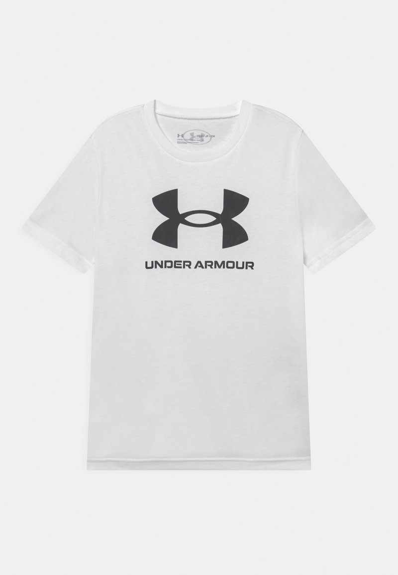 Camiseta de algodón blanca con un gran logo negro de Under Armour exhibido de manera prominente en la parte delantera, con mangas cortas y cuello redondo.