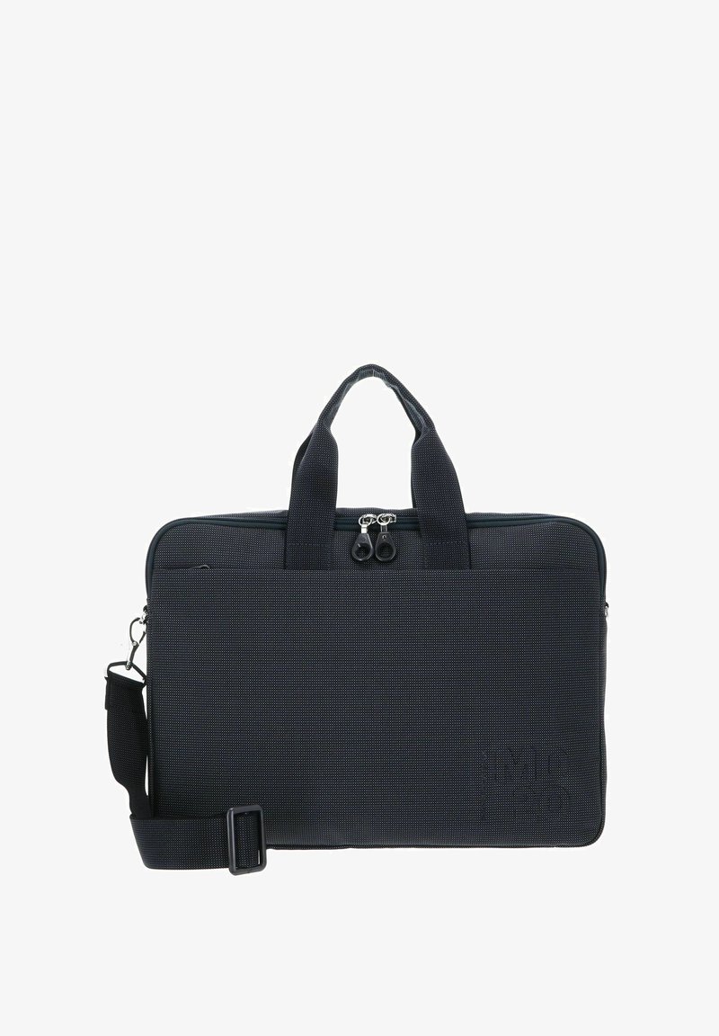 Sacoche ordinateur portable en tissu noir avec doubles poignées, sangle ajustable détachable, fermeture éclair et surface texturée. Présente un détail logo sur le devant.