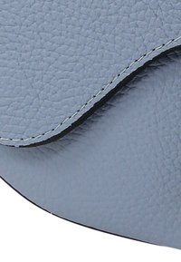 Lichtblauwe leren handtas met een getextureerd oppervlak, voorzien van een gebogen klep en contrasterende zwarte stiksels langs de randen.