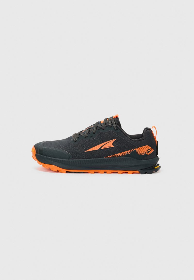 Chaussure de trail running noire avec des accents orange, tige en mesh et synthétique, semelle texturée et embout renforcé pour plus de durabilité.