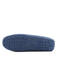 Donkerblauwe suède schoenzool met afgeronde rubberen noppen voor grip en een getextureerde afwerking bij de hiel en teen, met een gladde oppervlakte.