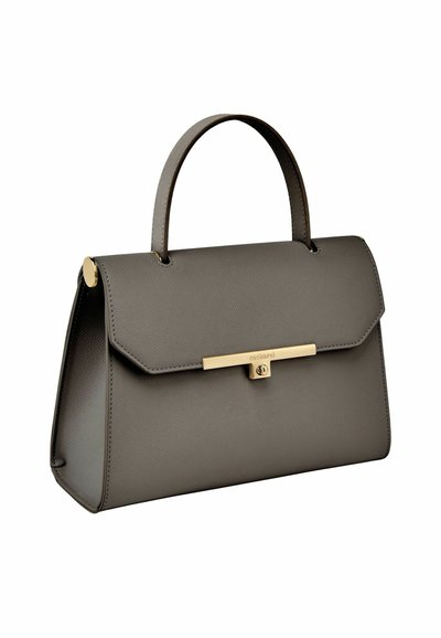 Siva strukturirana usnjena torbica z zgornjim ročajem in zlatim pravokotnim zaponko na sprednjem poklopcu.