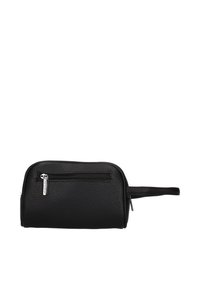 Pochette da polso in pelle nera testurizzata con tasca con zip sul davanti e fascia per il polso su sfondo bianco.