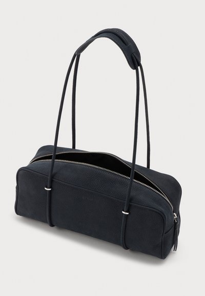 Sac à main rectangulaire en cuir noir avec deux fines bretelles et une fermeture éclair partiellement ouverte sur fond blanc.