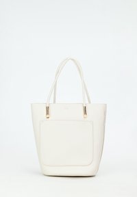 Borsa tote in finta pelle bianca con superficie texturizzata, doppi manici e tasca frontale. Applicazioni in metallo color oro accentuano le cinghie.
