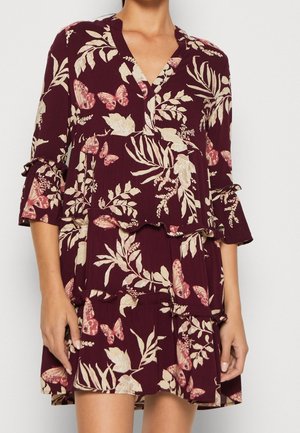 Bordeauxrotes Kleid mit cremefarbenem Blumen- und Schmetterlingsdruck, V-Ausschnitt, Dreiviertelärmel mit Bändern und gestuftem Rüschenabschluss.
