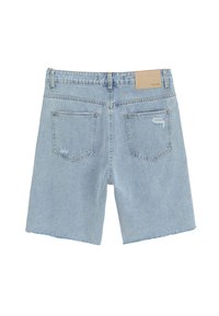 Shorts en denim bleu clair avec un ourlet brut, dotés de deux poches arrières avec des détails usés et d'une étiquette beige au niveau de la taille.