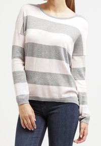 Pull en tricot rayé rose pâle et gris avec un large col et des manches longues, doté de poignets et d'un ourlet côtelé. Texture douce.