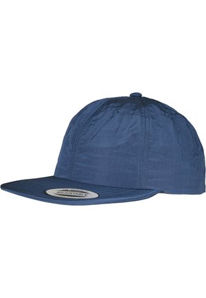 Mørkeblå kasket med en struktureret front, justerbar rem, flad skygge og et rundt mærke med teksten "THE AUTHENTIC ADJUSTABLE." Tekstureret stof.