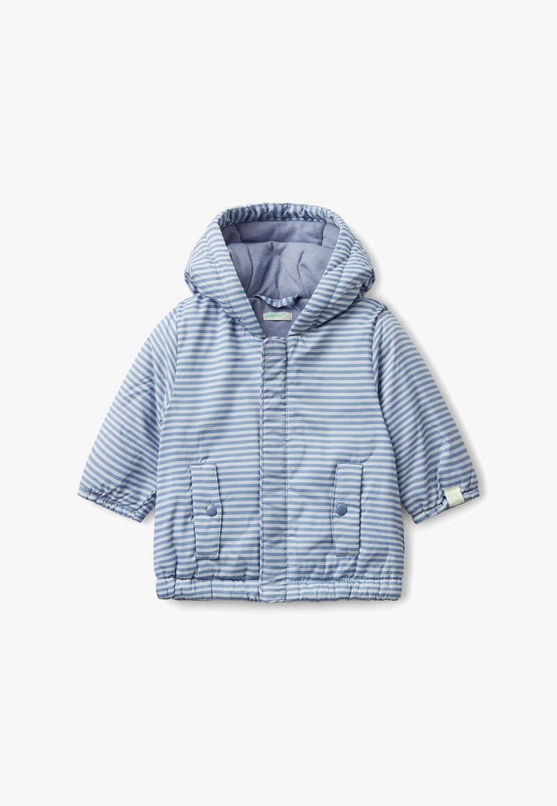 Lekka niebieska kurtka w paski z kapturem, na zatrzaski i z dwoma przednimi kieszeniami. Materiał jest gładki z subtelnym połyskiem. Miękka podszewka wewnętrzna.