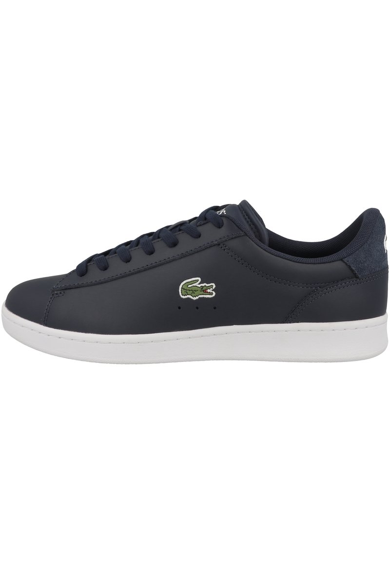 Zapatilla azul marino con parte superior sintética suave, suela de goma blanca, diseño de cordones y logo bordado en verde en el lateral.