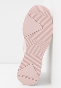 Roze rubberen schoenzool met gestructureerde patronen en diagonale groeven. Bevat een subtiele ingedrukte logo. Vlak en stevig ontwerp.