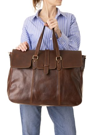 Borsa tote in pelle marrone con due manici superiori, chiusura a patta e cuciture a contrasto. Presenta un design strutturato e una texture liscia.
