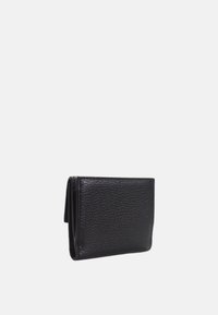 Portafoglio in pelle nera con una finitura testurizzata, design compatto e chiusura a soffietto. Presenta linee pulite e uno stile minimalista.