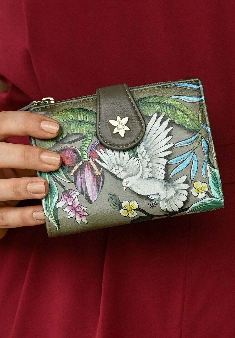 Grünes Lederportemonnaie mit bunten Blumen- und Vogeldesigns. Enthält einen braunen Klappenverschluss mit einem goldenen Blumenakzent und Reißverschlüssen.