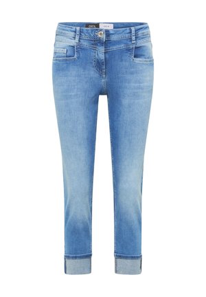 Jeans in denim blu chiaro con taglio dritto, risvolti arrotolati, due tasche frontali e chiusura con bottone. Presentano un leggero scolorimento e dettagli di cuciture.