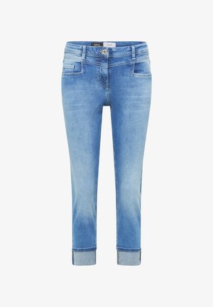 Jasnoniebieskie dżinsy z denimu o prostym kroju, podwiniętych mankietach, dwie przednie kieszenie i zapięcie na guzik. Charakteryzują się delikatnym wyblaknięciem i ozdobnym przeszyciem.