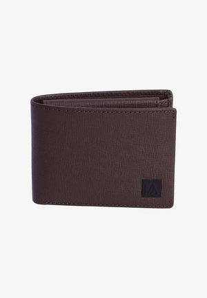 Cartera bifold de cuero marrón texturizado con bordes cosidos y pequeño parche de logo negro en la esquina inferior derecha.