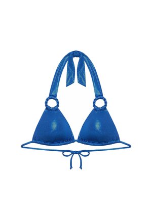 Haut de bikini en triangle bleu en tissu brillant, avec un col et un dos à nouer réglables, des détails en métal rond, et des accents froncés sur les bords.
