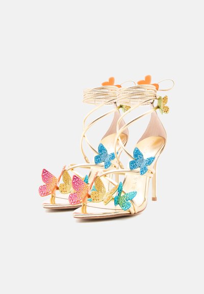 Χρυσά πέδιλα με ψηλό τακούνι και λουριά στον αστράγαλο, διακοσμημένα με πολύχρωμες πεταλούδες από στρας σε μπλε, ροζ, κίτρινο και πορτοκαλί μπροστά και στα πλάγια.
