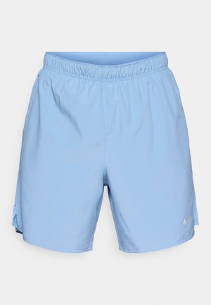 Lichtblauwe sportkorte broek met een elastische tailleband, zijslitsen en een klein zilveren Nike-logo aan de rechtervoorkant.