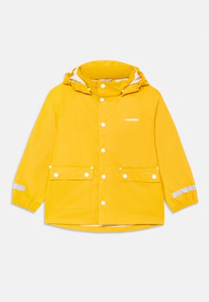 Chaqueta de lluvia amarilla para niño con capucha, botones a presión en la parte delantera, dos bolsillos con solapa y franjas reflectantes en los puños sobre fondo blanco.