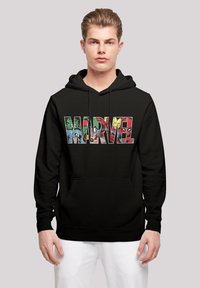 Melnā kapucēta jakas ar krāsainu "MARVEL" logo, kas izveidots no komiksu varoņiem. Tai ir priekšējais kabatas maciņš un aukliņu kapuce.