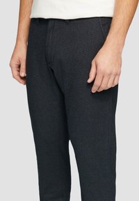 Donkergrijze op maat gemaakte broeken van gestructureerde stof, met een platte voorkant, zijzakken en een slim fit ontwerp.