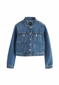 Chaqueta de denim en azul medio con un cuello clásico, cierre de botones y dos bolsillos en el pecho. Cuenta con mangas largas y un diseño corto.