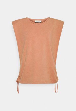 Top de manga curta em terracota suave, apresentando um design de ombro largo, decote redondo e cordões laterais ajustáveis para um efeito franzido.