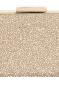 Beige clutch med en tekstureret overflade, der har små, cirkulære hævede detaljer. Guldfarvet spænde øverst, rektangulær form.