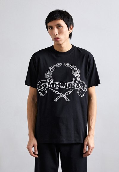 Schwarzes Baumwoll-T-Shirt mit einem weißen grafischen Design von Lorbeerblättern und gekreuzten Gegenständen mit dem Text "Moschino" in der Mitte.