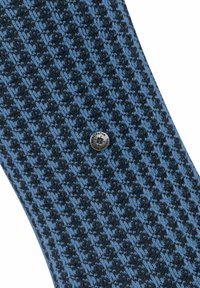 Skarpetki w niebiesko-czarny wzór z motywem houndstooth, wykonane z teksturowanej tkaniny z metalowym akcentem logo.