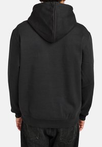 Felpa nera con cappuccio, dal tessuto morbido, vestibilità rilassata e polsini a coste. Presenta un cappuccio ampio e un design minimalista.