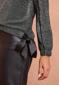 Love & Roses Pusa - silver metallic tie side