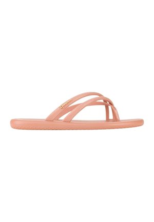 Infradito piatta rosa corallo con doppie fasce texturizzate e un piccolo logo dorato su una fascia, mostrata di lato su sfondo bianco.