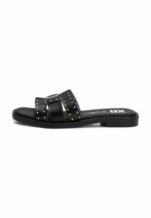 Chanclas negras con suela plana que presentan dos correas anchas adornadas con tachuelas doradas. Fabricadas en material sintético texturizado.
