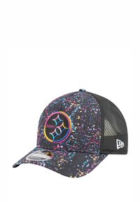 Casquette de baseball noire avec un motif éclaboussé multicolore, dotée d'un logo brodé circulaire avec le texte "Steelers" et d'un dos en mesh.