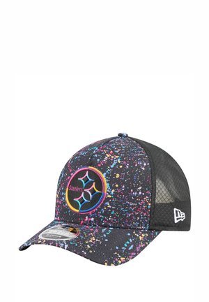 Schwarze Baseballmütze mit mehrfarbigem Spritzmuster, ausgestattet mit einem kreisförmigen gestickten Logo mit dem Text "Steelers" und einem Netzrücken.