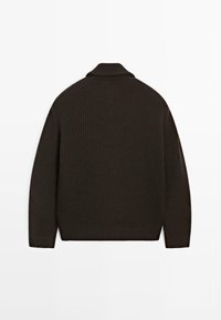 Gruby, ciemno-brązowy sweter z dzianiny o wysokim kołnierzu, prążkowanej fakturze i długich rękawach. Posiada luźny krój i zakładkę z falbankami.