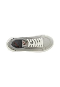 Szare sneakersy z teksturowanej tkaniny, białymi sznurówkami i gumową podeszwą. Posiadają metkę z logo wewnątrz oraz zgrabny, minimalistyczny design.